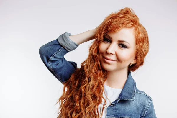 Genç güzel kızıl saçlı kız portresi kapatın