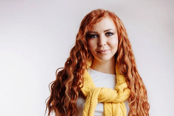 Retrato de menina ruiva bonita com cabelo comprido — Fotografia de Stock