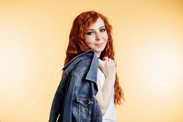 Alegre caucásico bonita mujer usando denim chaqueta — Foto de Stock