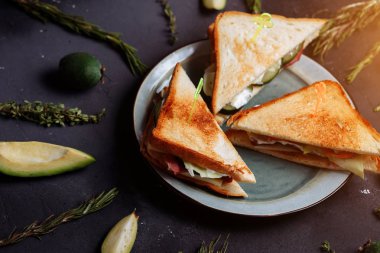 Closeup üstten görünüm taze ev yapımı sandviçler, siyah arka plan ile feijoa ve avokado. Leziz kahvaltı, yemek, sabah