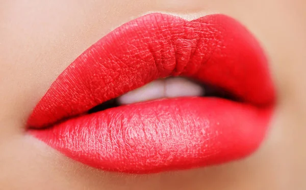 Vista cercana de hermosos labios de mujer con lápiz labial púrpura mate. Boca abierta con dientes blancos. Cosmetología, farmacia o concepto de maquillaje de moda. Estudio de belleza tiro . — Foto de Stock