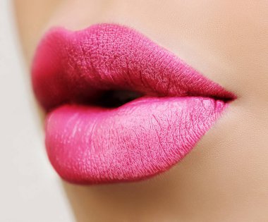 Seksi dudaklar. Güzellik pinklip makyaj ayrıntı. Güzel makyaj portre. Şehvetli açık ağız. ruj veya Lipgloss. Öpücük. Güzellik modeli kadının yüzü portre