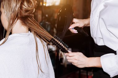 Kuaför güzel sarışın çekici kadın