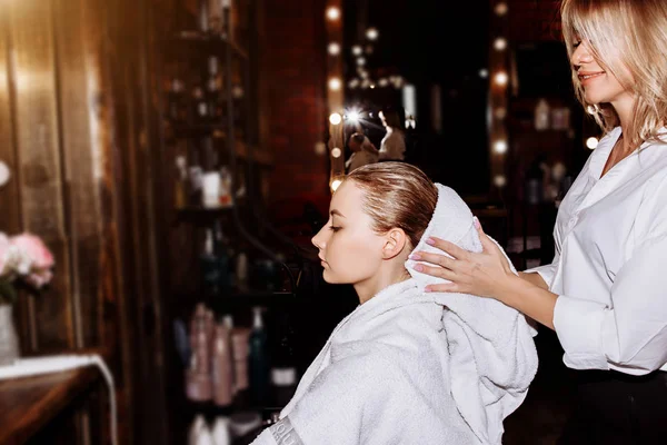 Hermosa mujer lavando el cabello en una peluquería — Foto de Stock