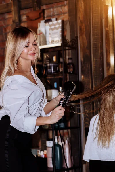 Schöne blonde attraktive Frau beim Friseur — Stockfoto