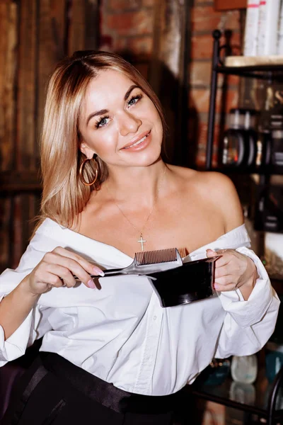 Mulher segurando produtos para o cuidado do cabelo — Fotografia de Stock