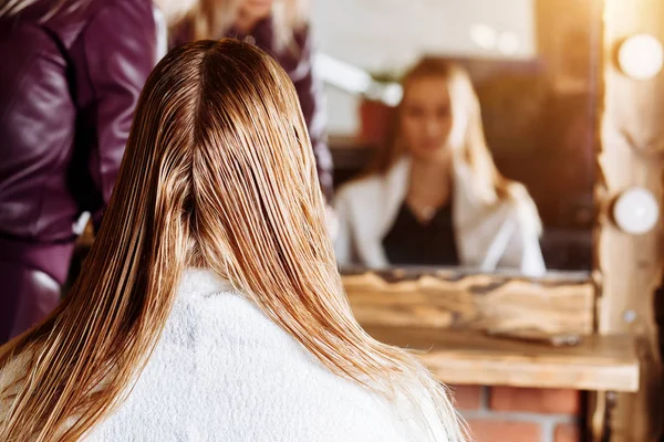 Primer plano de mujer cliente rubia en peluquería de belleza — Foto de Stock