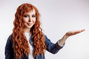 Bautiful zencefil kadın ürün sunma