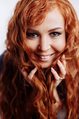 Genç güzel kızıl saçlı kız portresi kapatın
