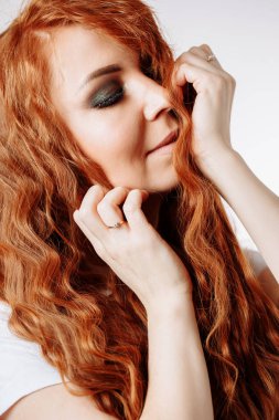 Genç güzel kızıl saçlı kız portresi kapatın