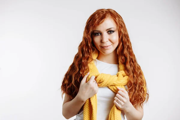 Retrato de menina ruiva bonita com cabelo comprido — Fotografia de Stock