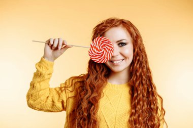 Genç kadın beslenme candy lolipop