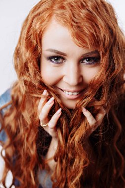Genç güzel kızıl saçlı kız portresi kapatın