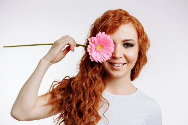 Menina bonita com uma flor — Fotografia de Stock