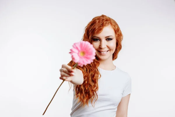 Hermosa chica con una flor — Foto de Stock