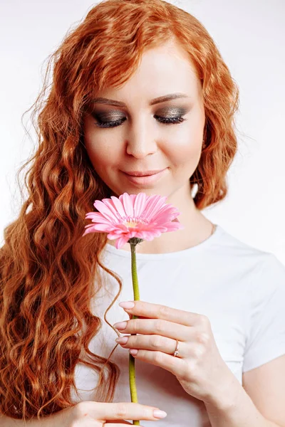 Piękna dziewczyna z kwiatem — Zdjęcie stockowe