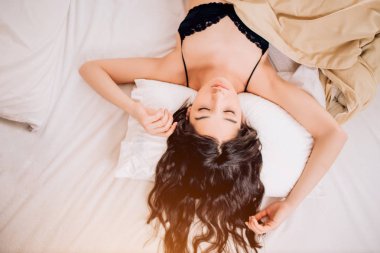 Yatakta çok seksi genç kadın portre