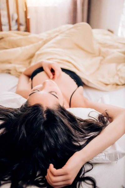 Πορτρέτο αρκετά σέξι νεαρή γυναίκα στο κρεβάτι — Φωτογραφία Αρχείου