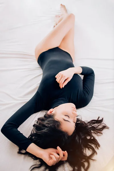 Porträt ziemlich sexy junge Frau auf dem Bett — Stockfoto