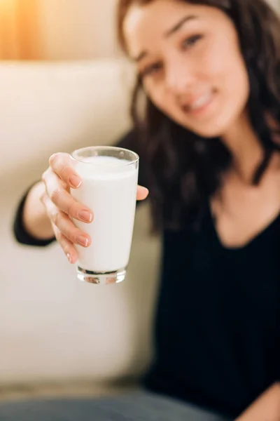 Vacker ung kvinna med glas mjölk hemma — Stockfoto