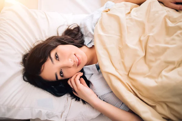 Πορτρέτο όμορφη νεαρή κοπέλα στο κρεβάτι στο μοντέρνο διαμέρισμα το πρωί — Φωτογραφία Αρχείου