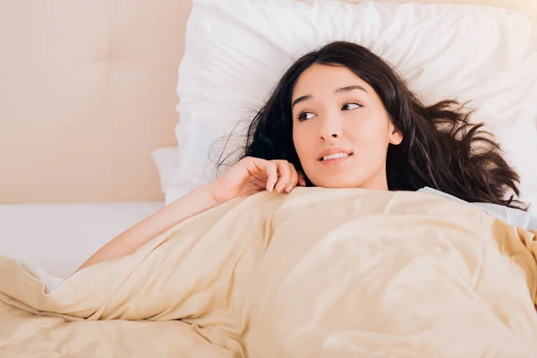 Πορτρέτο όμορφη νεαρή κοπέλα στο κρεβάτι στο μοντέρνο διαμέρισμα το πρωί — Φωτογραφία Αρχείου