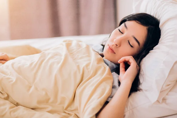 Jovem bela mulher dormindo na cama, relaxando pela manhã — Fotografia de Stock