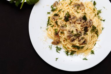 Lezzetli akşam yemeği ya da öğle yemeği bir siyah ahşap arka plan, yakın çekim