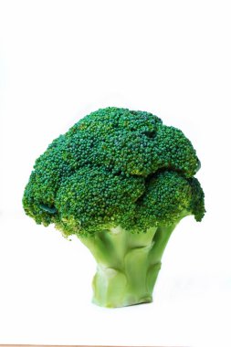 Brokoli beyaz arkaplanda izole edildi