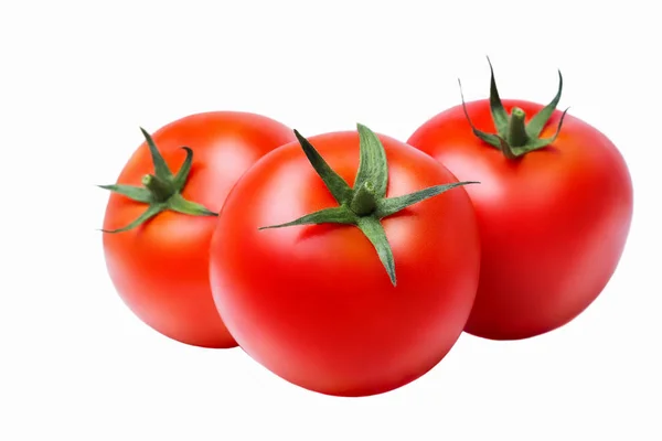 Três tomates vermelhos maduros sobre fundo isolado branco, close-up — Fotografia de Stock