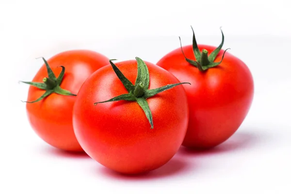 Tomate in isoliertem weißen Hintergrund — Stockfoto