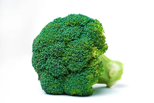 Brokuły, izolowana na białym tle. Dojrzałe, świeże warzywa, witaminy — Zdjęcie stockowe