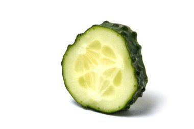 Beyaz bir arka plan üzerinde izole salatalık