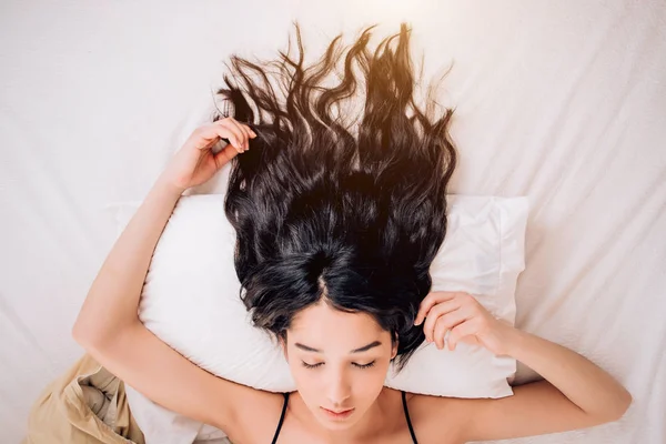 Stående ganska ung kvinna på sängen — Stockfoto