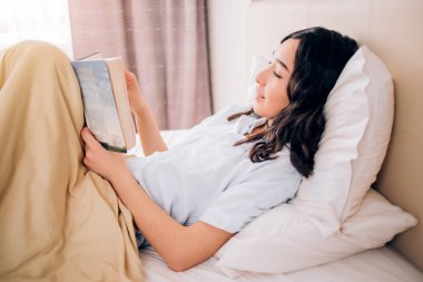 Sabahları modern bir dairede genç ve güzel bir kızın portresi.