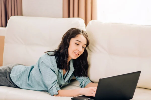 Bbeautiful γυναίκα που χρησιμοποιούν φορητό υπολογιστή στο σπίτι στον καναπέ — Φωτογραφία Αρχείου