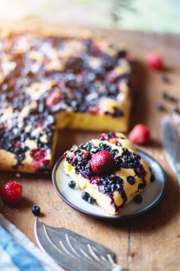 Kahvaltı için lezzetli bir tatlı. Yaban mersini ve ahşap arka plan üzerinde çilek berry pie Close-Up