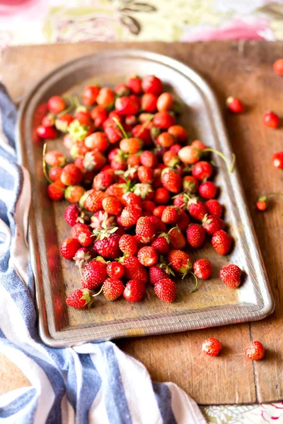 Close-up of fresh strawberries on a tray on a wooden background. — Stock Photo, Image