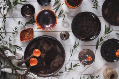 dishware kümesi. Seramik plakalar