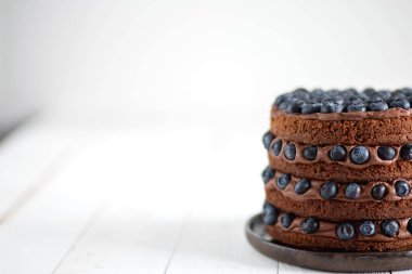 Beyaz bir arka plan üzerinde yaban mersini ile çikolata lezzetli pasta closeup