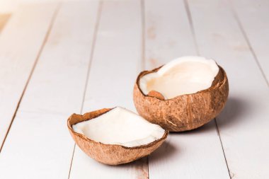 Beyaz ahşap arka planda Hindistan cevizi, Hindistan cevizi sütü