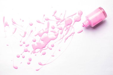 tırnak cilası şişe ve beyaz arka planda damla