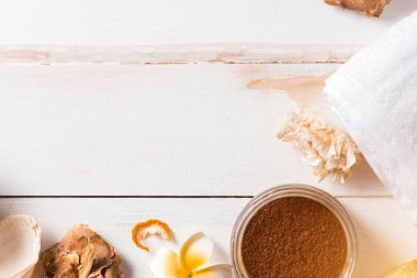 Beyaz arka planda Hindistan cevizi, Spa ürünleri, kahve fırçalama, havlu ve deniz kabukları