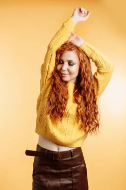 Kızıl saçlı kadın mutluluk yüz ifadesi ile dans