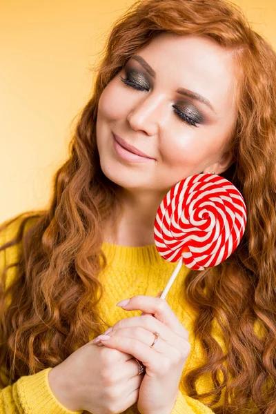 吃糖果棒棒糖的年轻妇女 — 图库照片