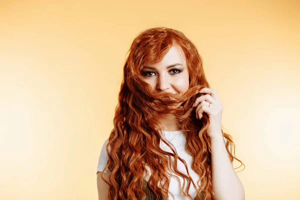 Portrét dívky nádherné zrzka s dlouhými vlasy — Stock fotografie