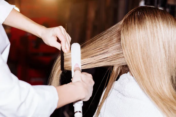 Hermosa mujer en peluquería — Foto de Stock