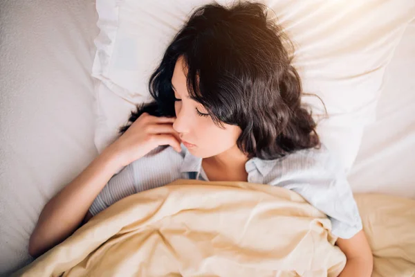 Νεαρή όμορφη γυναίκα στον ύπνο στο κρεβάτι, χαλαρώνοντας το πρωί — Φωτογραφία Αρχείου