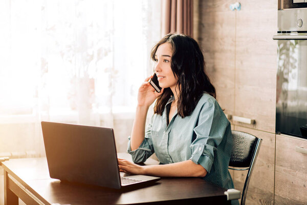 Счастливая молодая женщина пользуется ноутбуком дома