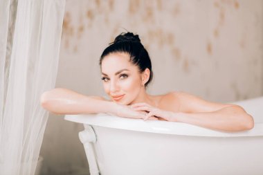 Köpük küvet güzel seksi kadın